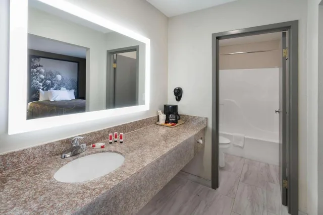Room 1, Suite، Super 8 By Wyndham Amarillo West 1/1