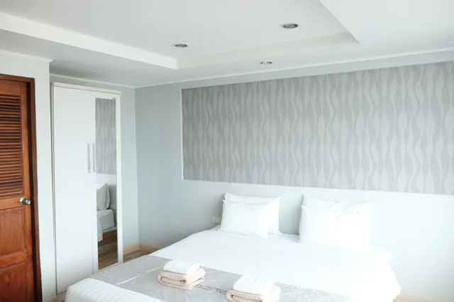 Deluxe, Double Bed, Lateral Side Sea View، The Beach Front Resort Pattaya 2/8