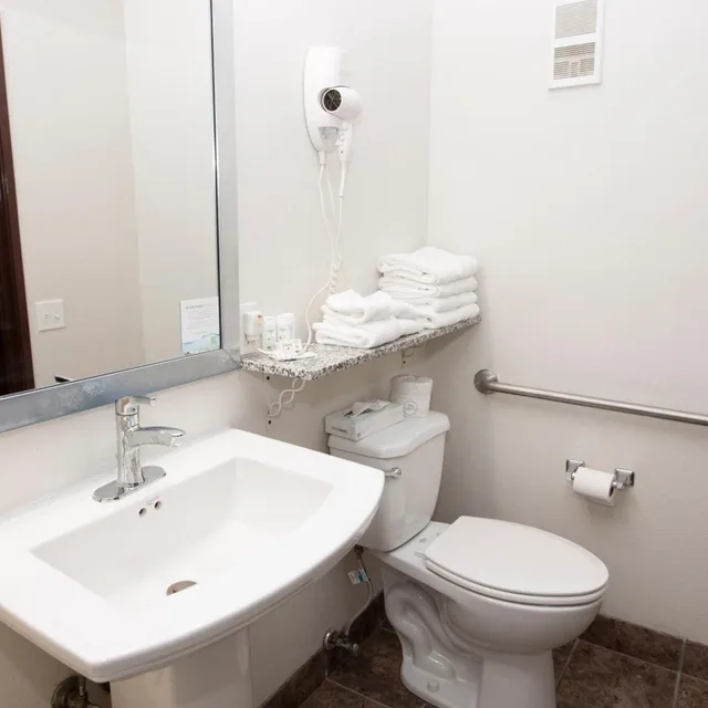 Room, King Bed, Bathtub, Accessible, AmericInn by Wyndham Delafield 10/10