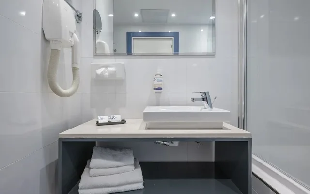 غرفة بسريرين منفصلين بإطلالة على المسبح، db Seabank Resort and Spa 7/8