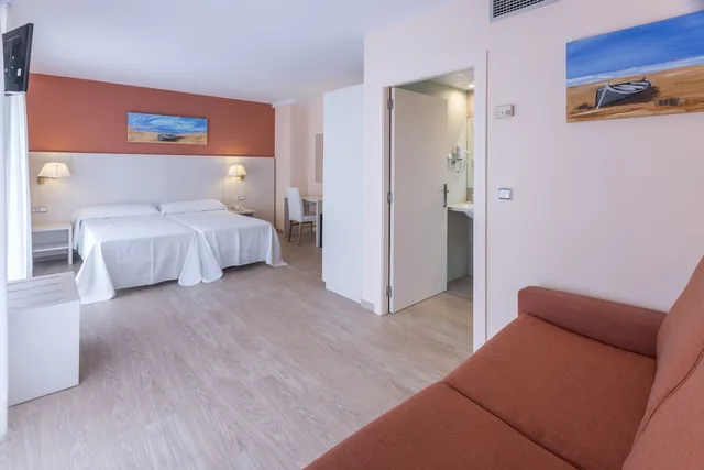 غرفة عائلية بسريرين منفصلين مع أريكة، GHT Balmes Hotel, Aparthotel & Splash 3/10
