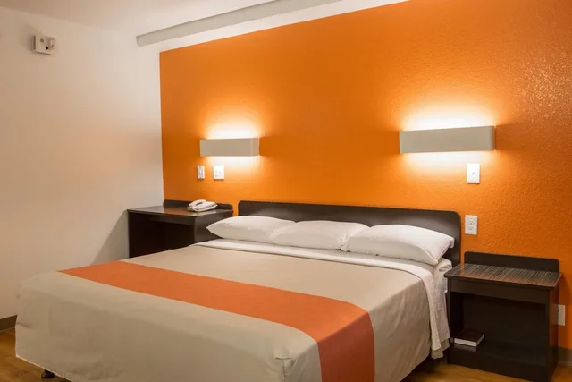 1 Full Bed - ADA/RI Shower/Suite، Motel6 Cutler Bay, FL - Miami 3/7