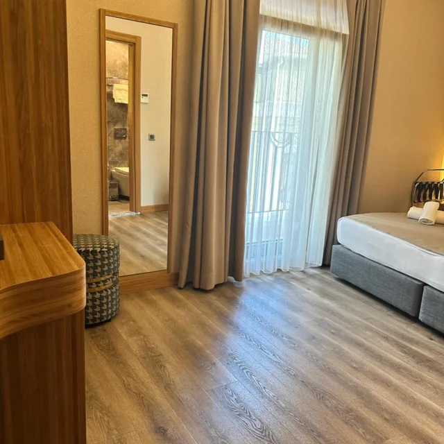 غرفة بسرير كوين بشرفة بإطلالة جزئية على البحر، Hotel Ravi Istanbul 4/7
