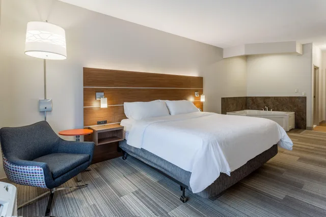 جناح بسرير كينج مع أريكة، Holiday Inn Express Hotel Suites Burlington 2/3