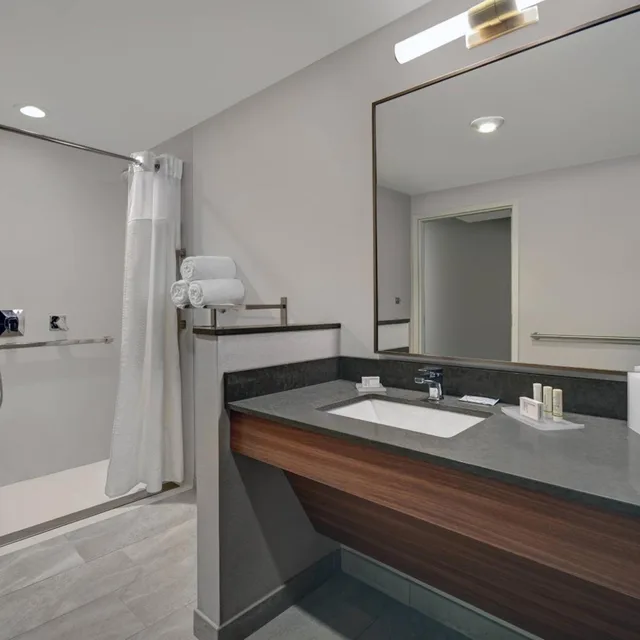 غرفة بسرير كينج وسريرين كوين، Fairfield Inn & Suites by Marriott Mansfield 7/7