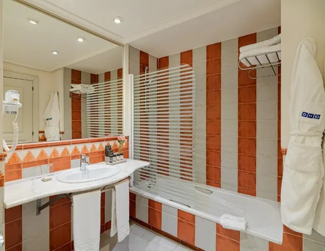 Room, Lateral Side Sea View، H10 Costa Adeje Palace 2/2
