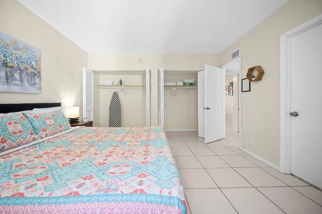 غرفة سوبيريور بسرير كينج بغرفة نوم واحدة مع أريكة بمطبخ، Coco Palms Apartments by Lowkl 3/4