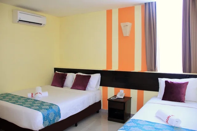 غرفة عائلية ثلاثية بسرير كوين وسرير فردي، Sun Inns Hotel Pasir Penambang (Ks Botanic) 1/3