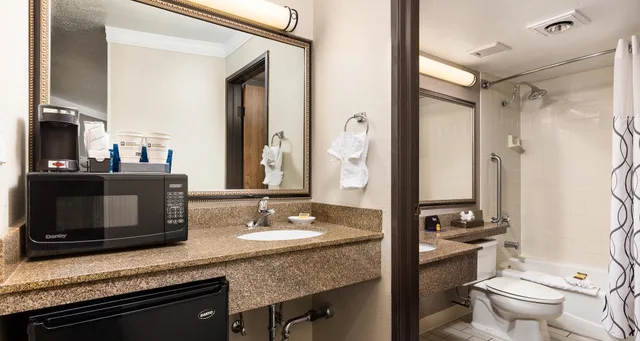 غرفة قياسية بسرير كينج مع أريكة بحوض جاكوزي، Best Western Plus Landmark Inn 6/10