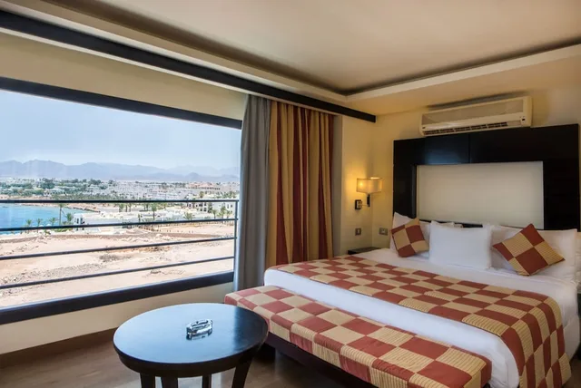 جناح تنفيذي بسرير كينج وسريرين منفصلين، Reef Oasis Blue Bay Resort and Spa 1/4
