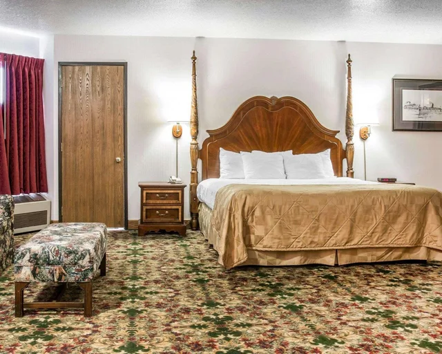 غرفة بسرير كينج، Clarion Hotel Mackinaw City Beachfront 1/1