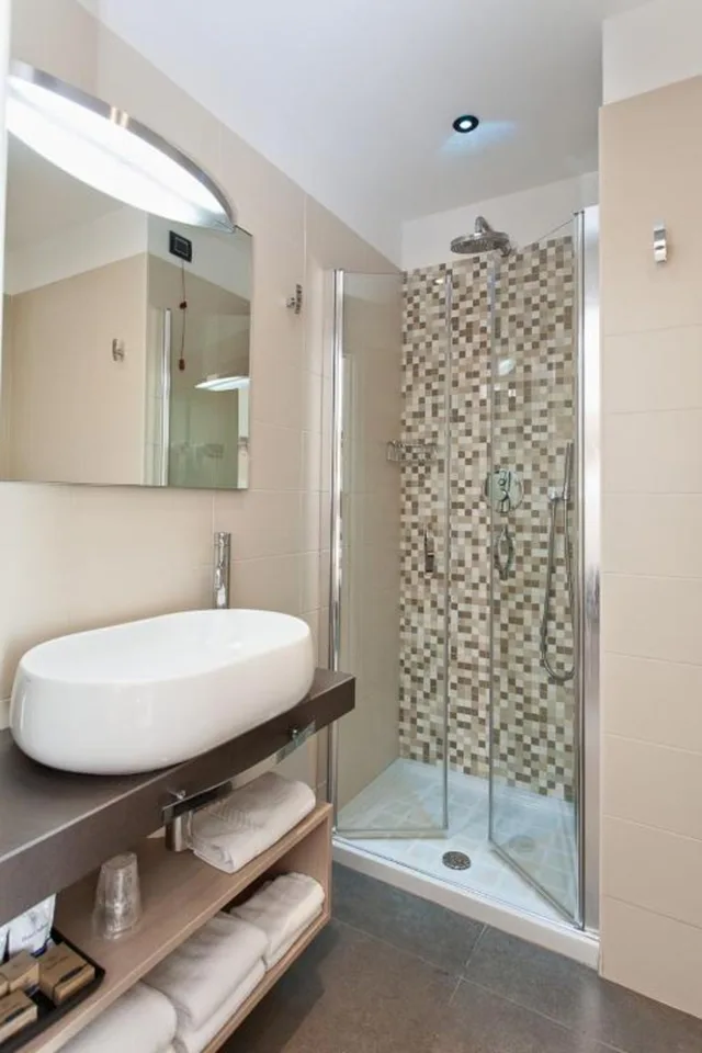 جناح مريح، HOTEL ADLON 2/2