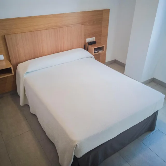 غرفة بسرير مزدوج أو سريرين منفصلين، Hotel Abadi 2/6