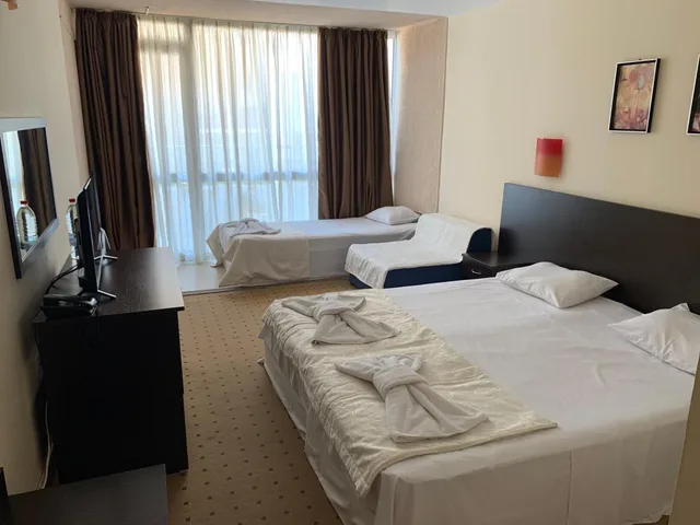 غرفة ثلاثية بشرفة، FAMILY HOTEL VENERA 1/2