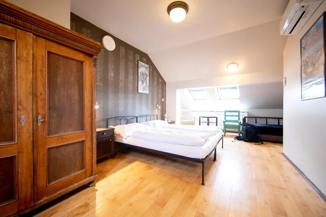 غرفة ثلاثية، Sir Toby Apos S Hostel 1/1
