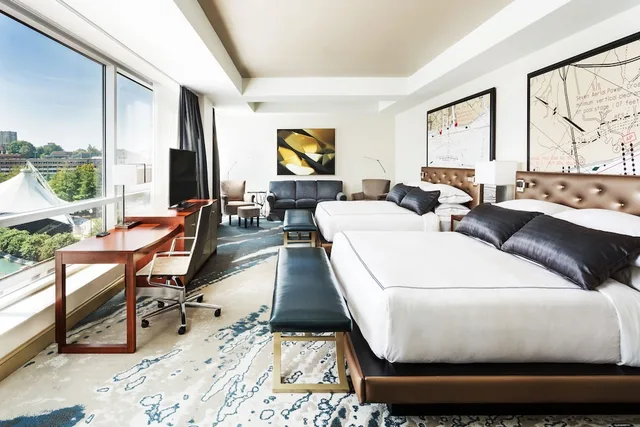 غرفة تنفيذية بسريرين كينج مع أريكة بحوض استحمام، The Tennessean Personal Luxury Hotel 1/2