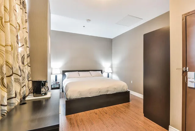غرفة بسرير كينج، Nu Hotel Toronto 7/10