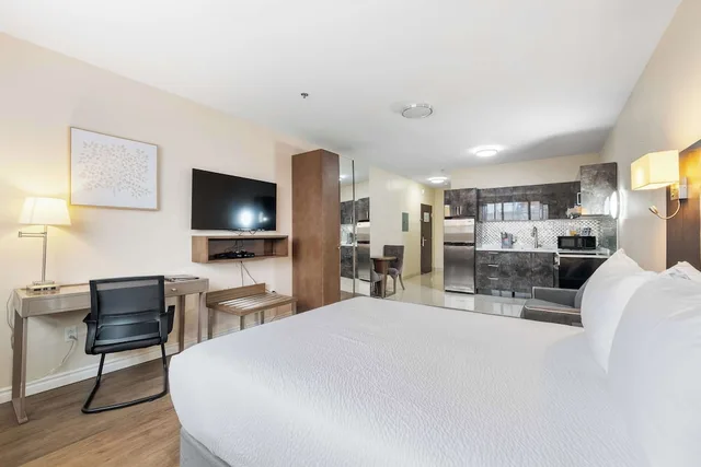 غرفة قياسية كبيرة بسرير كوين بمطبخ، Hotel Montreal Metropolitan, an Ascend Collection Hotel 3/10