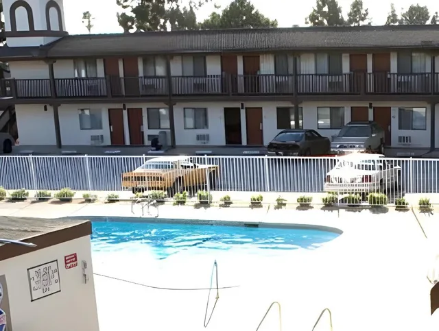 غرفة بريميوم بسرير كوين، EZ 8 Motel Newark 1/1