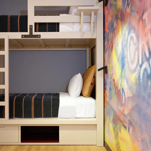 غرفة بسرير بطابقين وسرير كوين، Moxy Richmond Downtown 2/3