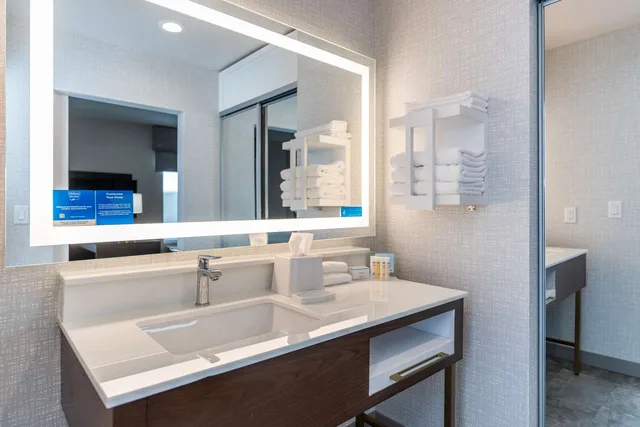 جناح استوديو بسريرين كوين لذوي الإعاقة، Hampton Inn Suites Houston Sugar Land 2/2