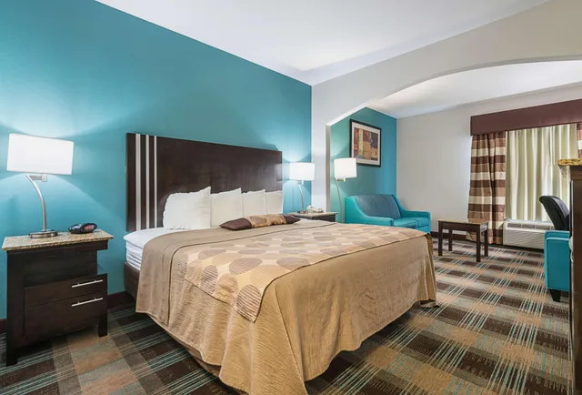 Mini, Suite, King Bed, Sofa, Jetted Tub، Best Western Plus Deridder Inn Suites 2/4