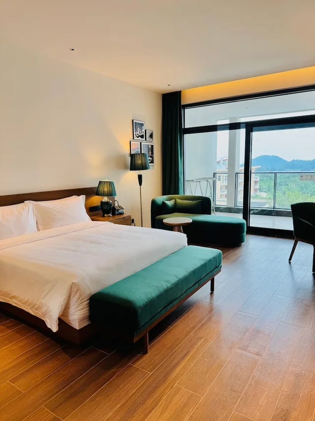 غرفة قياسية بسرير كينج بإطلالة على الحديقة بشرفة، Holiday Inn Resort Wanning Shenzhou Peninsula by IHG 1/7