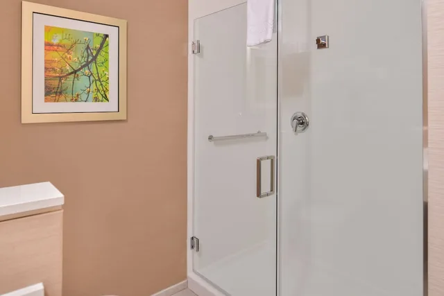 جناح بسرير كينج بإطلالة على النهر مع أريكة، Fairfield Inn Suites Eugene East Springfield 2/2
