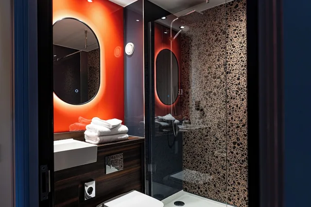 غرفة بسرير كينج وسرير كوين، Village Hotel - Maidstone 8/9