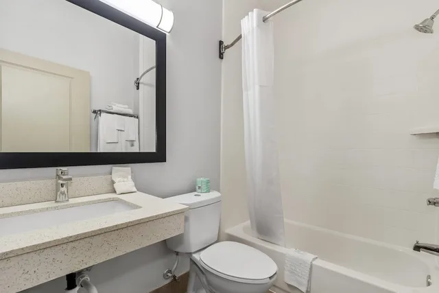 غرفة بسرير كينج، Quality Inn Shallotte near Ocean Isle Beach 3/3