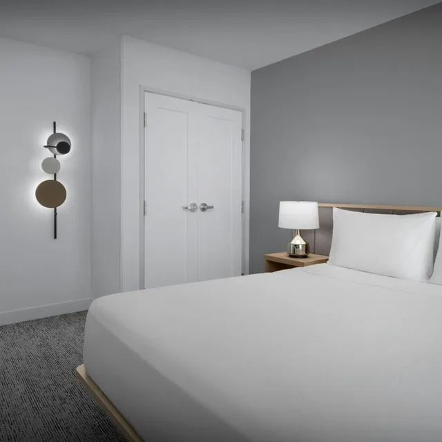 جناح بسرير كوين بغرفة نوم واحدة مع أريكة، TownePlace Suites by Marriott Fort Myers Gulf Coast 2/6