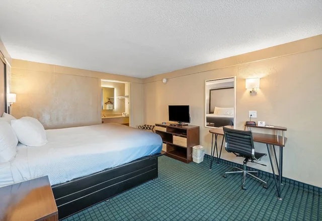 Room, King Bed, Super 8 By Wyndham Lantana West Palm Beach 4/10