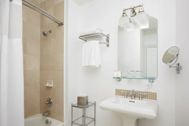 1 Bedroom, Suite, King Bed, Rittenhouse 1715 4/5