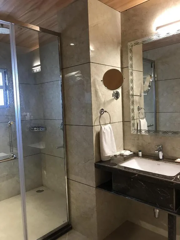 غرفة بريميوم بسرير كينج، Howard Johnson by Wyndham Udaipur Roop Nagar 4/5
