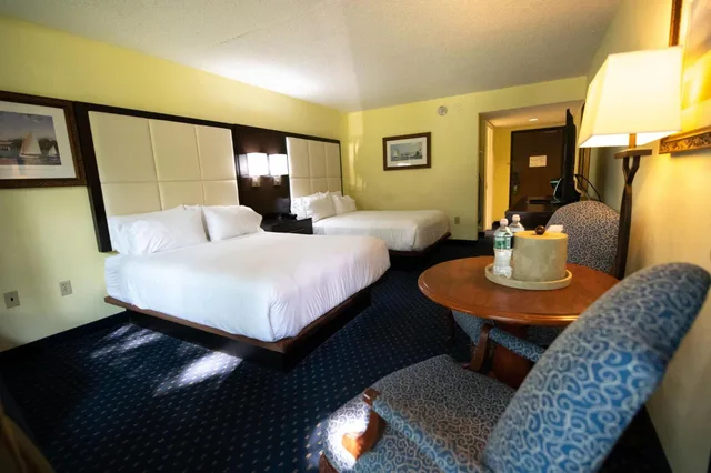 غرفة بريميوم بسريرين كوين بإطلالة على البحر، Holiday Inn Resort Bar Harbor Acadia Natl Park 2/4