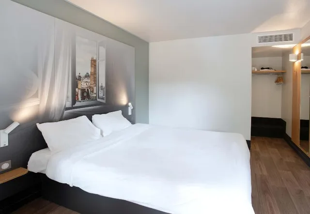 غرفة بسريرين مزدوجين لذوي الإعاقة، B&B HOTEL Louveciennes 1/1