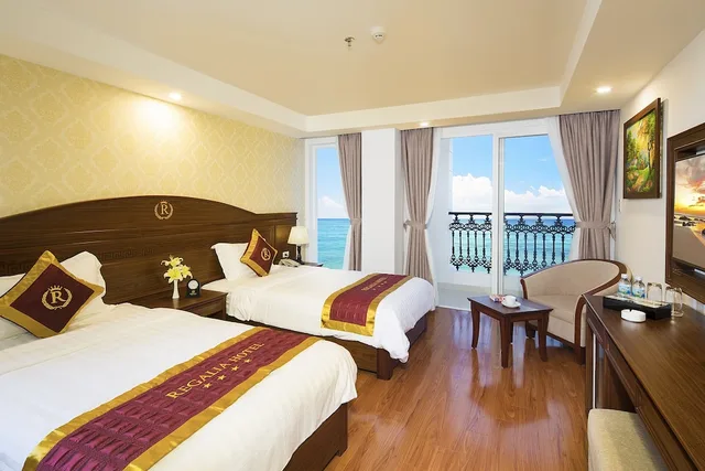 غرفة تنفيذية بإطلالة على البحر بشرفة، Regalia Hotel 1/4