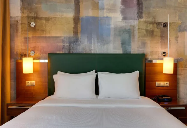 غرفة بسرير كينج بإطلالة على البحيرة بشرفة، Doubletree By Hilton Hotel Van 5/10