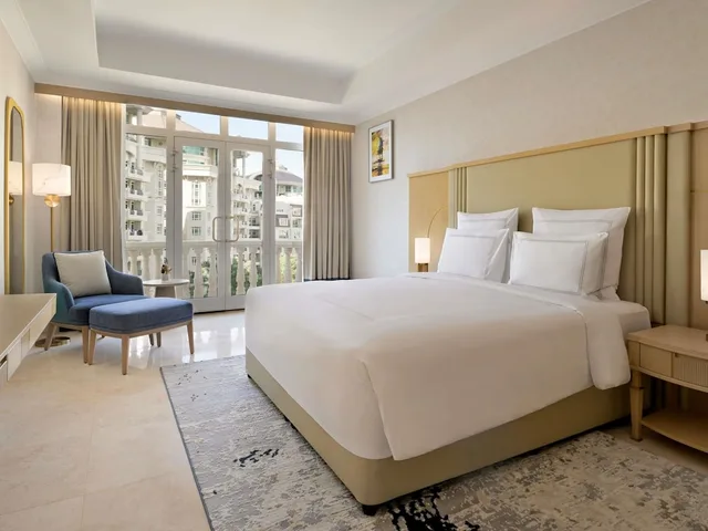 جناح ملكي بسرير مزدوج بشرفة بجاكوزي، Swissotel Al Murooj Dubai 1/6