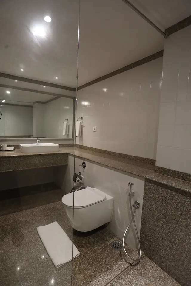 Director, Suite, King Bed، THE INTERNATIONAL HOTEL 3/3