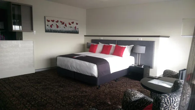 Deluxe, King Bed, CALAMVALE HOTEL SUITES AND CONFERENCE CENTRE 2/10