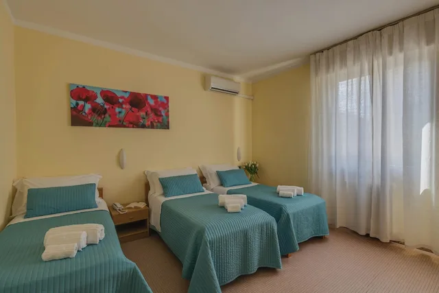 غرفة قياسية بثلاثة أسرّة بغرفة نوم واحدة لذوي الإعاقة، Hotel Massimo 9/10