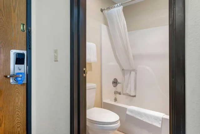 غرفة بسرير كوين، Rodeway Inn Coopersville, MI 6/6