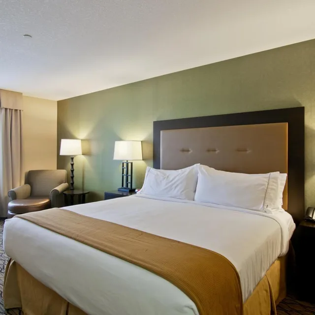 غرفة قياسية بسرير كينج، Wingate by Wyndham Fort Saskatchewan 3/10