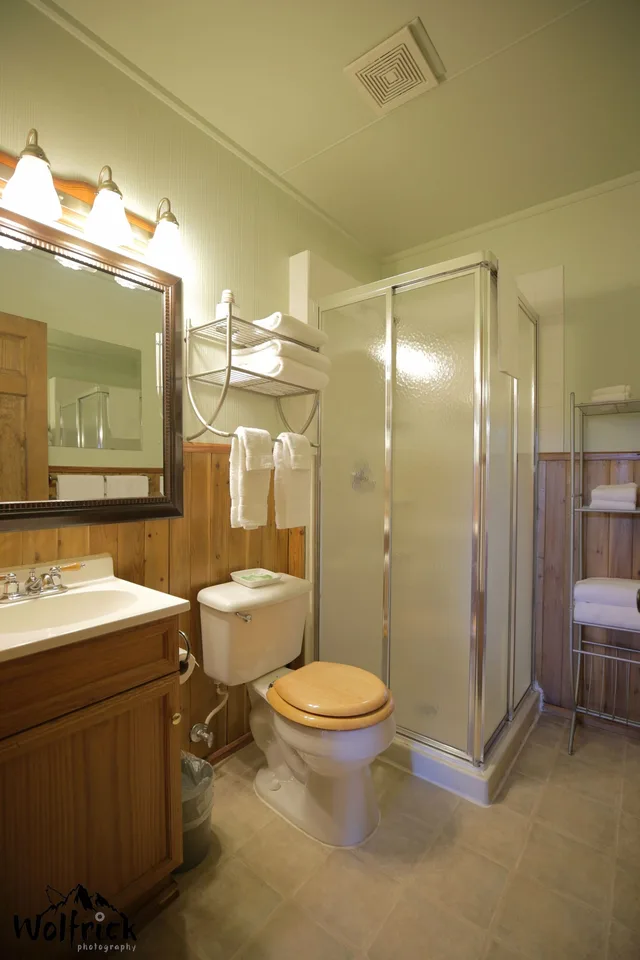 جناح رباعي بسرير كوين وسريرين منفصلين بغرفتي نوم، Jewel Lake Bed Breakfast 2/2