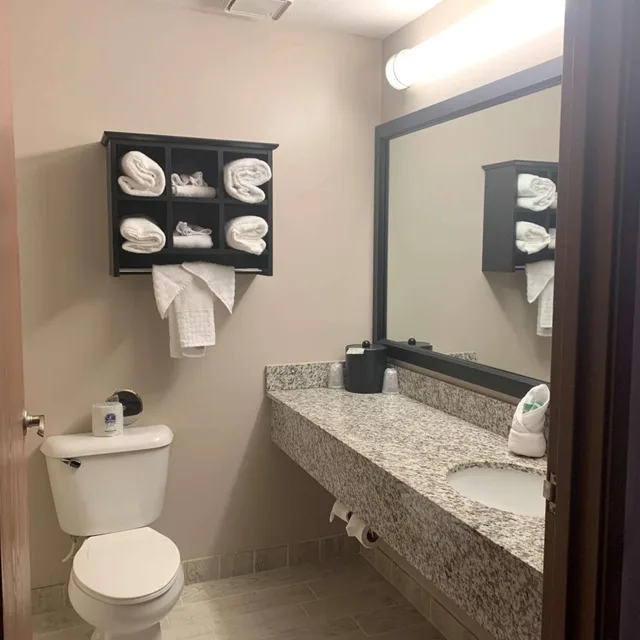 غرفة بسرير كينج مع أريكة، Best Western Park Oasis Inn 7/7