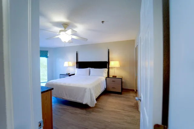 1 Bedroom, Suite, King Bed, Island View, Sofa، The Grand Caymanian Resort 2/8