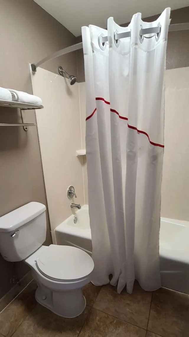 جناح بسريرين كوين مع أريكة، Red Roof Inn and Suites Duncan 9/9