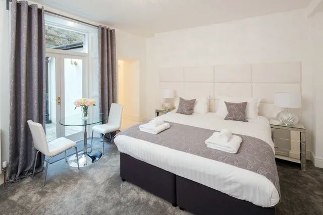 Garden, Deluxe, Studio, Suite, King Bed، Edinburgh Castle Apartments And Suites 1/5
