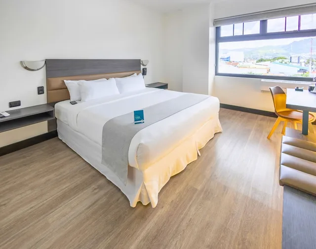 Executive, King Bed, Parque Del Lago Hotel 2/7